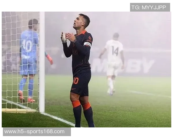 国米主场球迷为J马丁内斯加油助威助其走出车祸阴影重返赛场 国米主场球迷为J马丁内斯加油助威助其走出车祸阴影重返赛场