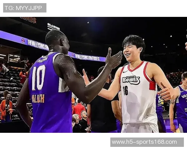 开拓者社区活动精彩瞬间杨瀚森与利拉德亲密互动回馈球迷