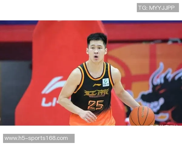 上海新援崔晓龙训练受伤将缺席揭幕战球队面临人员短缺挑战 上海新援崔晓龙训练受伤将缺席揭幕战球队面临人员短缺挑战