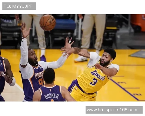 萨尔故意推倒克洛尼并撞击CJ裁判升级判罚为恶意犯规引发热议