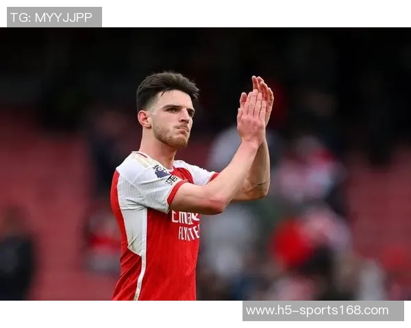 赖斯在阿森纳和国家队展现全能中场实力成为攻防典范的重要角色 赖斯在阿森纳和国家队展现全能中场实力成为攻防典范的重要角色